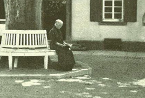 Frau im Erholungsheim der Chemie